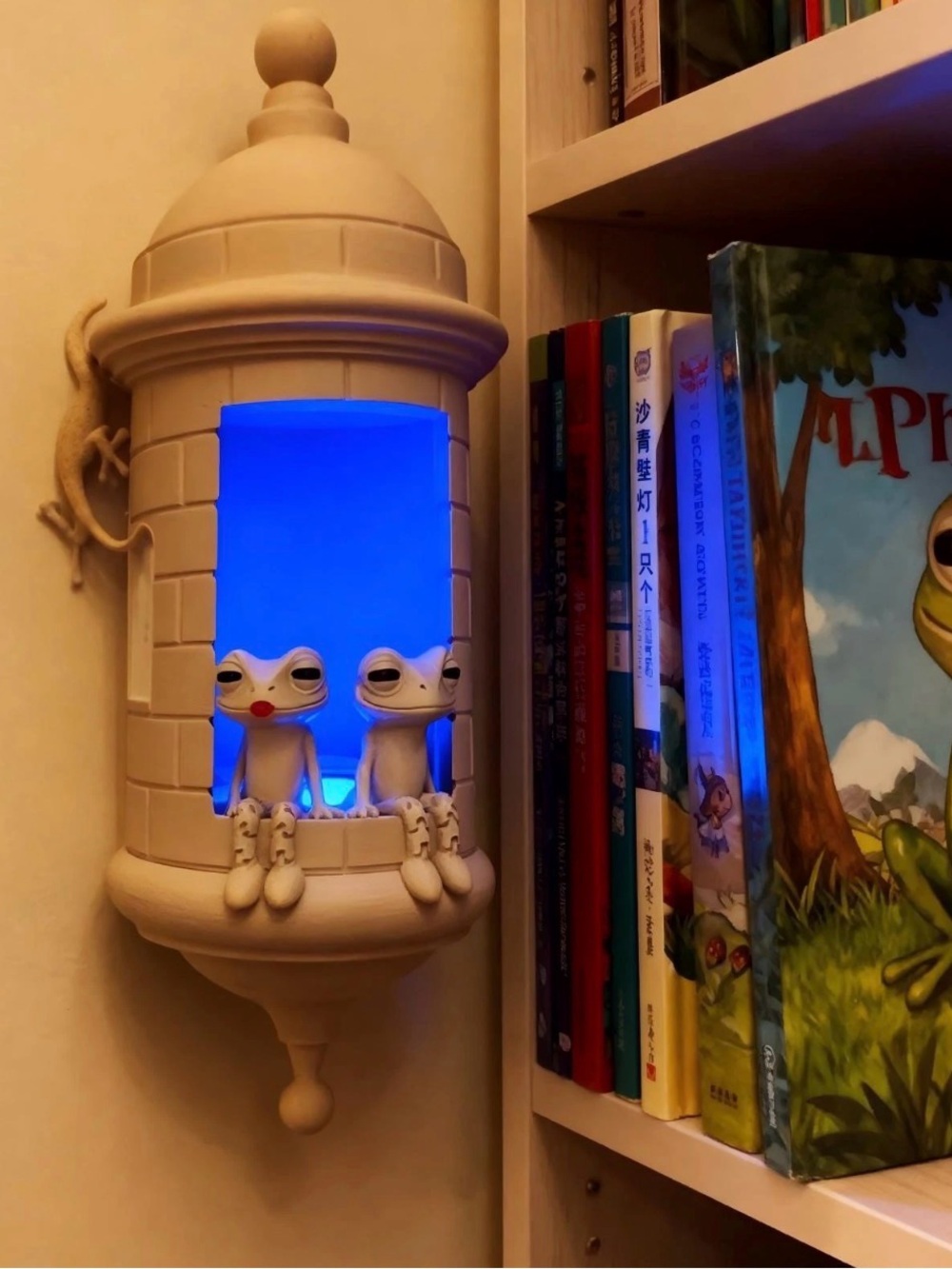 Puerto Rican Garita Wall Coqui Lamp - Beige